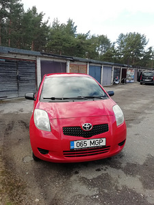 Toyota yaris (2 foto / 6)