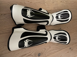 Venum 12oz kindad + Venum jalakaitsmed(L) (2 foto / 2)