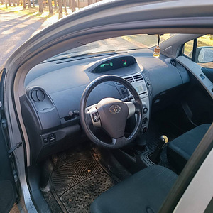 TOYOTA YARIS / ÜV 09.2025 (8 foto / 13)