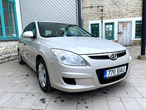 HYUNDAI i30 / TÜV 12.2025 (2 foto / 15)