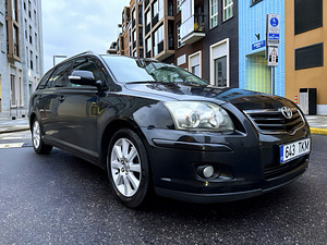 TOYOTA AVENSIS / FACELIFT / ÜV 05.2026 (2 foto / 15)