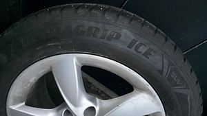 Оригинальный диск Audi 17" + Goodyear Polargrip Ice 225/60R1 (5 фото из 8)