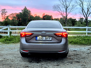 Toyota Avensis Premium (5 foto / 15)