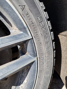 255/40 R19 Nokian Hakkapeliitta 9 naastrehvid (3 foto / 9)
