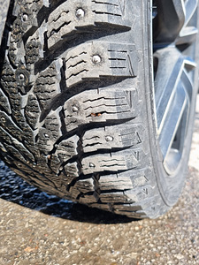 255/40 R19 Nokian Hakkapeliitta 9 naastrehvid (9 foto / 9)