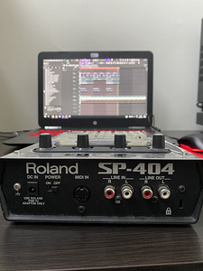 Roland SP 404 (2 foto / 2)