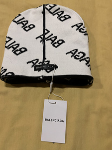 Balenciaga uus müts (3 foto / 3)