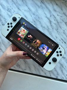 Nintendo Switch - OLED White - консоль + аксессуары (1 фото из 8)
