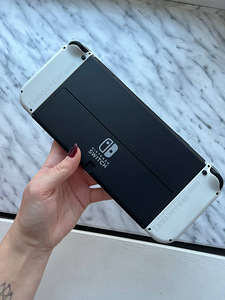 Nintendo Switch - OLED White - консоль + аксессуары (2 фото из 8)