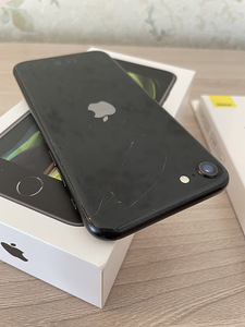 iPhone SE (2020) 128GB Space grey (4 фото из 4)