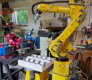Робот Fanuc M-6ib (1 фото из 2)