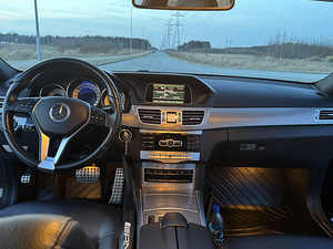 Mercedes-Benz E220 (9 фото из 15)