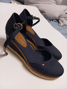 TOMMY HILFIGER 'ELBA' tumesinised sandaalid (2 foto / 6)