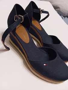 TOMMY HILFIGER 'ELBA' tumesinised sandaalid (6 foto / 6)