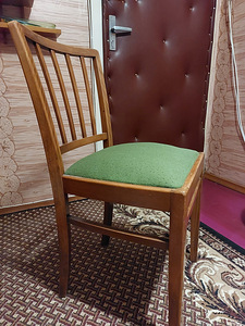puidust toolid rohelise polstriga
