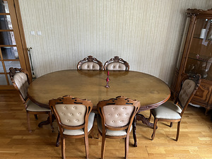 Klassikaline täispuidust söögilauakomplekt – laud + 6 nahkto (3 foto / 5)