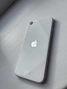 iPhone SE (2022) (2 фото из 2)