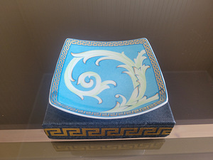 ПРОДАЕТСЯ НАБОР ПОСУДЫ VERSACE (3 фото из 7)