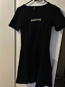 Beautiful black dress, worn once. Can be worn in cooler weat (1 foto / 2)
