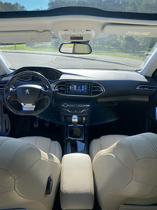 Peugeot 308 (7 foto / 8)