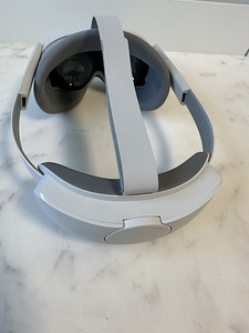 VR-очки PICO 4 (2 фото из 8)