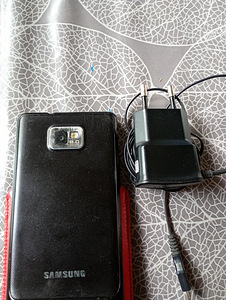 Samsung nutitelefon koos laadijaga kasutatud (2 foto / 2)