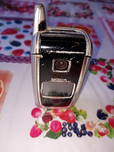 Nokia nuppudega klapiga koos laadijaga (2 foto / 5)