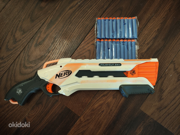 Nerf mängupüss ja 20 pelletit.