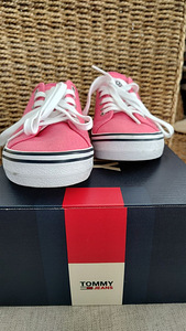 Müüa naiste ketsid Tommy Hilfiger (4 foto / 4)