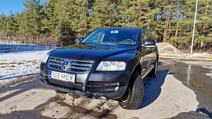 VW Touareg (2 foto / 10)