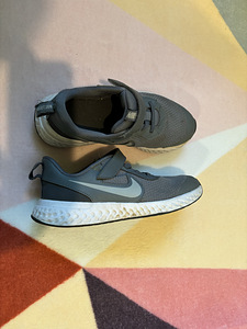Nike krossovki,33 (1 фото из 6)
