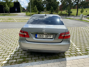 Продается Mercedes-Benz E220 (8 фото из 13)