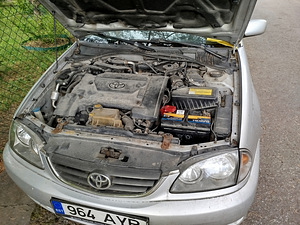 Toyota Avensis (15 foto / 15)