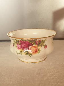 Old Country Roses, Royal Albert suhkrutoos (1 foto / 3)