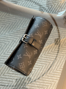 Футляр для часов Louis Vuitton Monogram Eclipse (3 фото из 8)