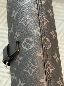 Футляр для часов Louis Vuitton Monogram Eclipse (4 фото из 8)