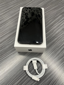 iPhone 11 64 ГБ (1 фото из 3)