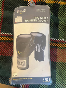 Продаются боксерские перчатки Everlast(14 oz) + бинты VENUM