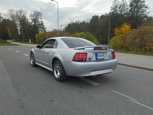 Ford Mustang (2 foto / 15)