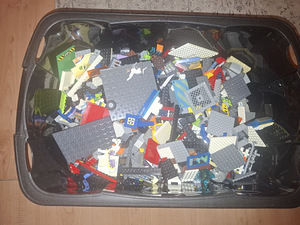 Большая коробка LEGO (1 фото из 2)