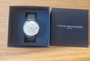 Часы Tommy Hilfiger (1 фото из 3)