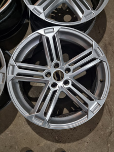Литые диски R19x8 5x112 (3 фото из 10)