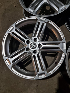 Литые диски R19x8 5x112 (5 фото из 10)