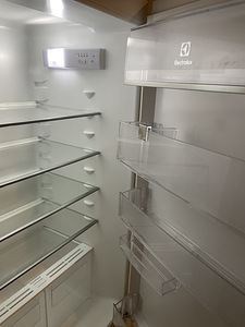 Встроенный холодильник Electrolux (холодильник) (3 фото из 8)