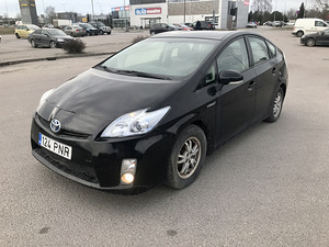 Toyota Prius (2 фото из 9)