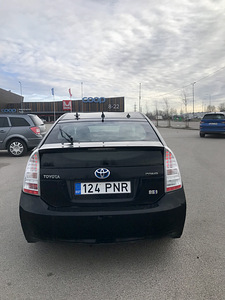 Toyota Prius (5 фото из 9)