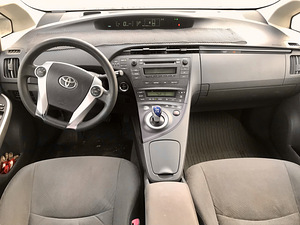 Toyota Prius (9 фото из 9)