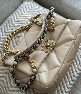 Б/у сумка Chanel 19 (1 фото из 2)