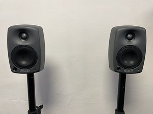 Студийные мониторы Genelec 8020 + напольные стойки (2 фото из 7)