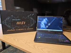 MSI Cyborg 15 – Intel Core i5-12450H + RTX 4060 8 GB (1 foto / 8)